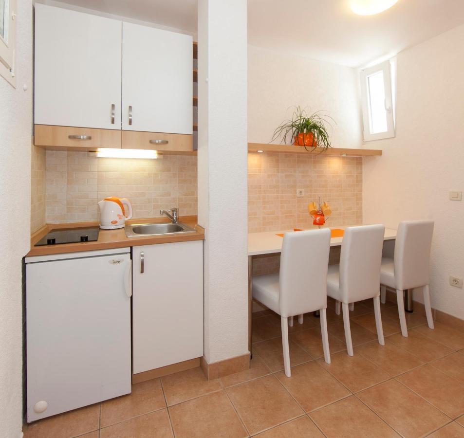 Apartments Milana Tučepi エクステリア 写真